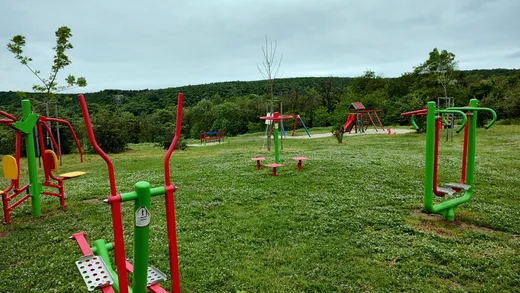 'Szabadtéri fitneszpark játszótér és focipálya' cikk borítóképe